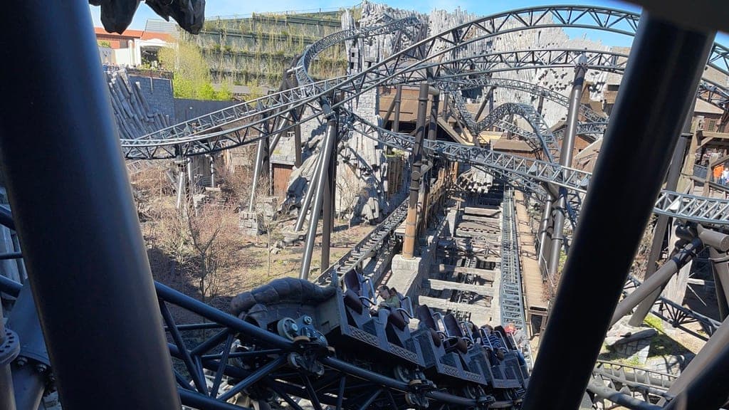 Taron sfreccia tra le colonne di basalto dell'area tematica Klugheim del Phantasialand