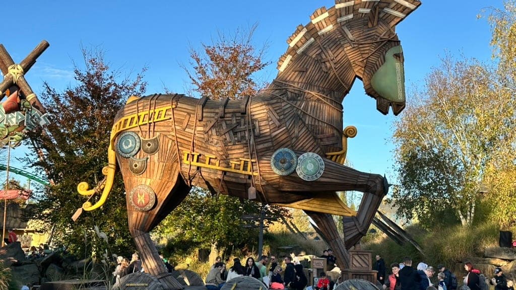 Il cavallo di Troia in legno nell'area a tema Ithaka di Toverland, su un carro