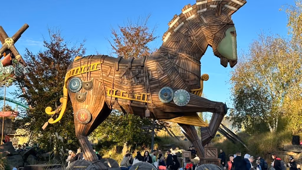 El caballo de Troya de madera en la zona temática Ithaka de Toverland, sobre un carro