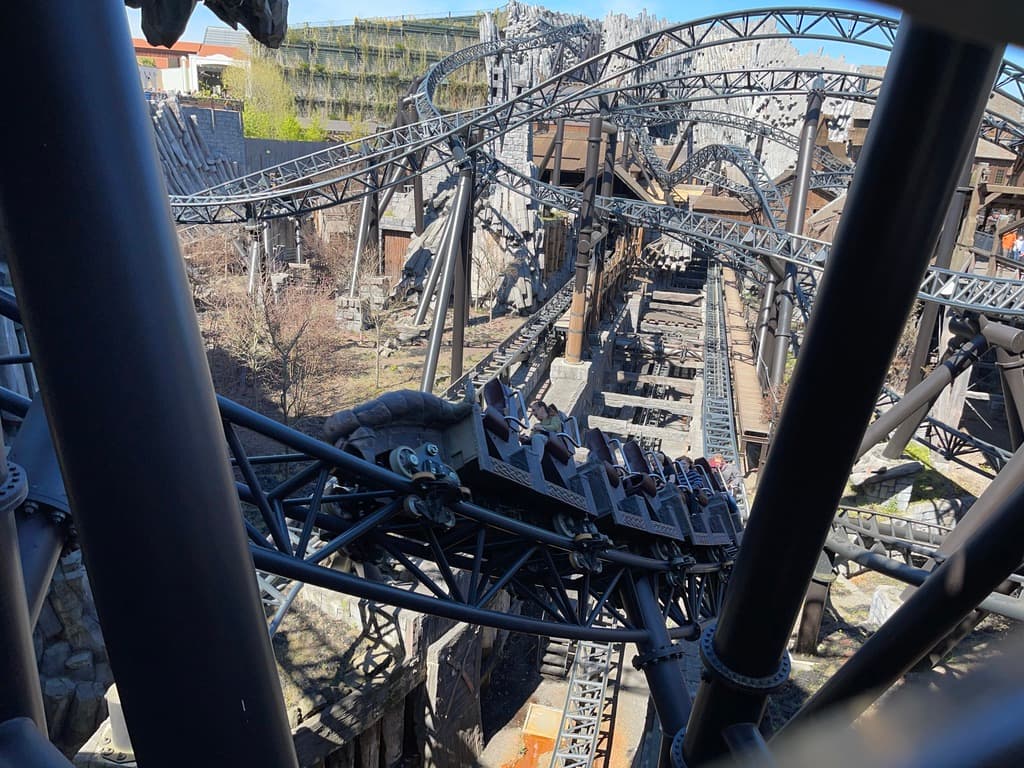 Taron che sfreccia attraverso Klugheim a Phantasialand